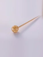 Haarnadeln mit Goldflocken im Haar getragen