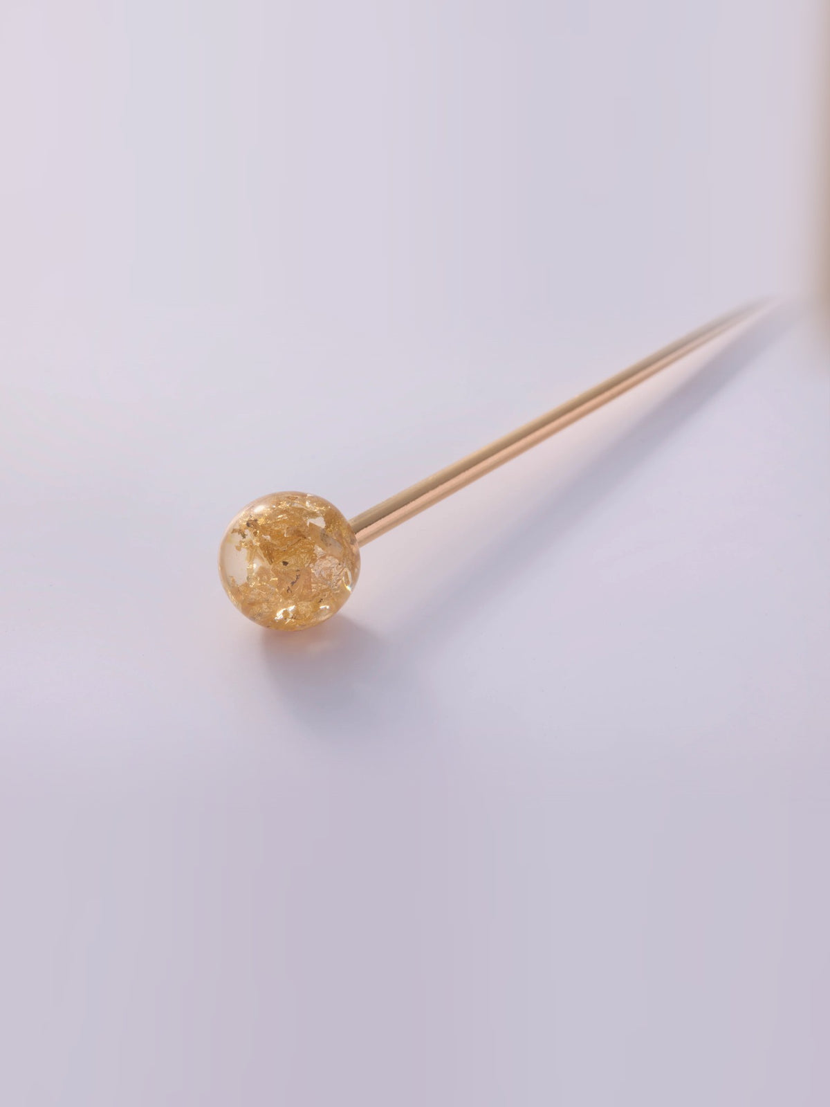 Haarnadeln mit Goldflocken im Haar getragen