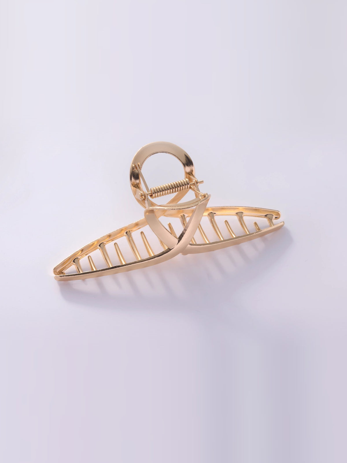 Goldene Haarspange mit Ringdesign Detailansicht
