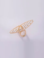 Goldene Haarspange mit Ringdesign im Haar getragen