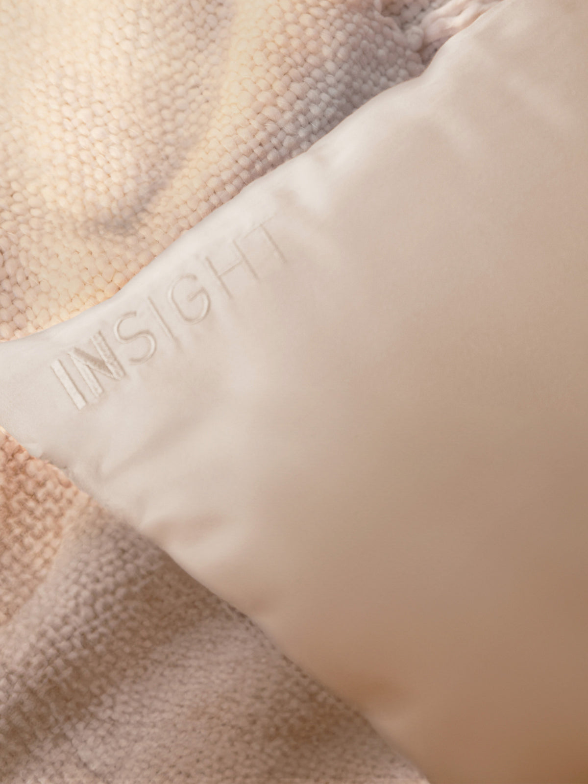 Insight Kissenbezug aus Öko-Seide mit gesticktem Logo