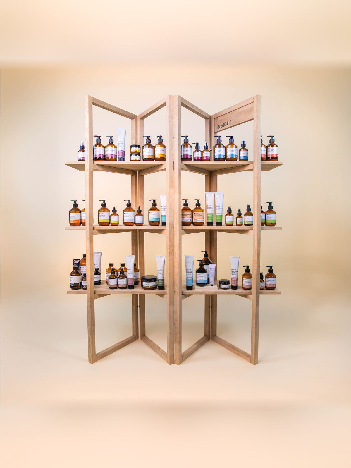 Insight Regal aus Holz mit Produkten
