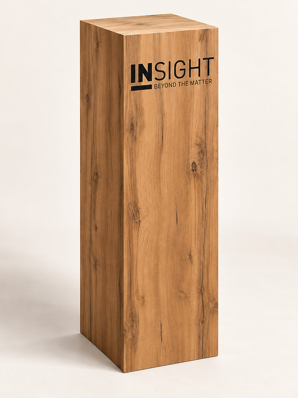 Insight Säule aus Holz Schrägansicht