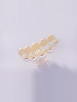 Pearl Wave Haarklammer im Haar getragen