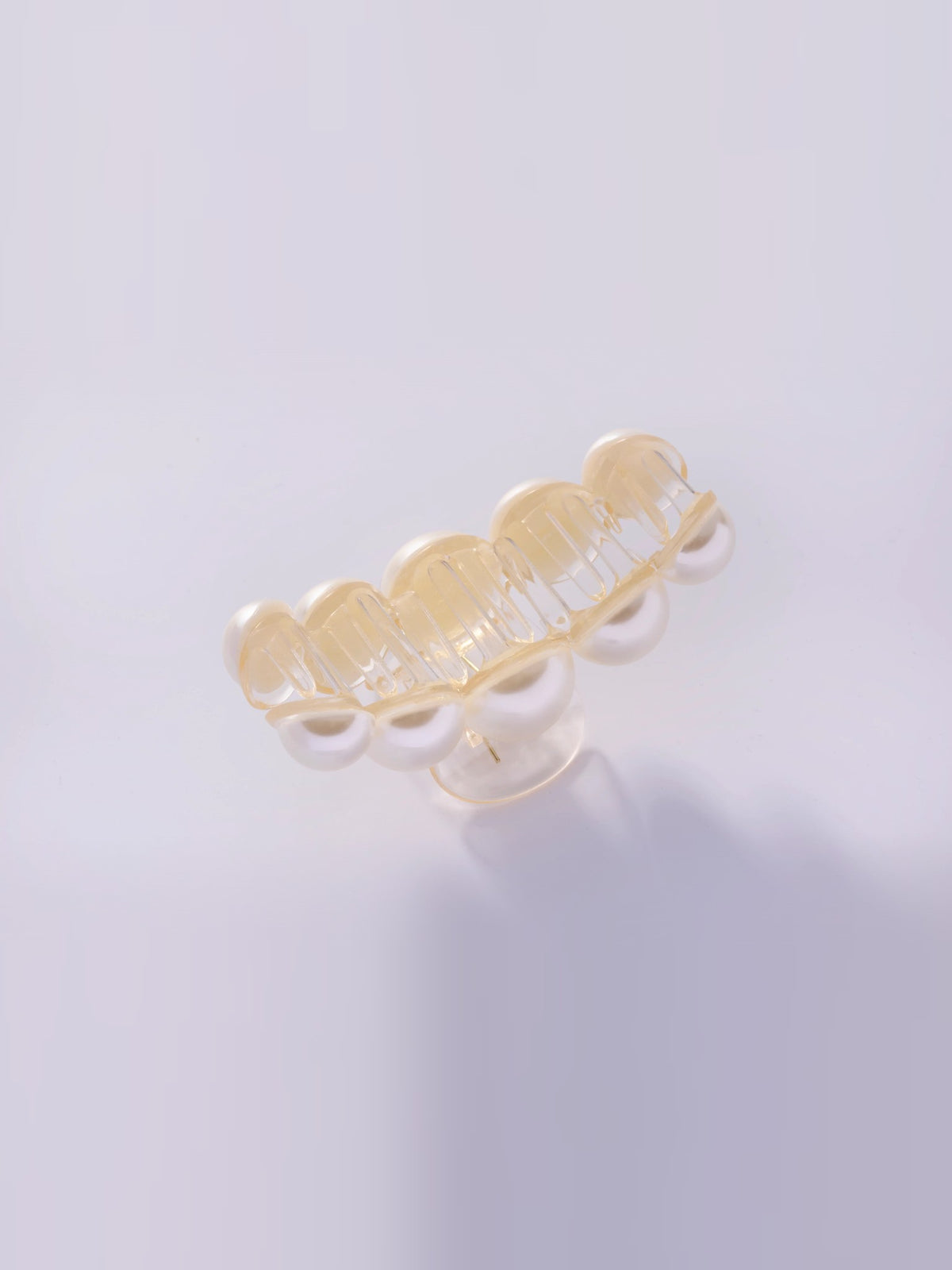Pearl Wave Haarklammer im Haar getragen